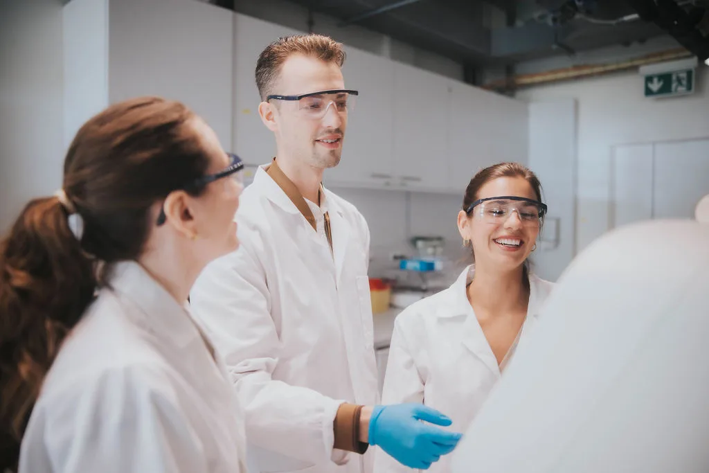People in lab working together at the Switzerland Innovation Park Basel Area