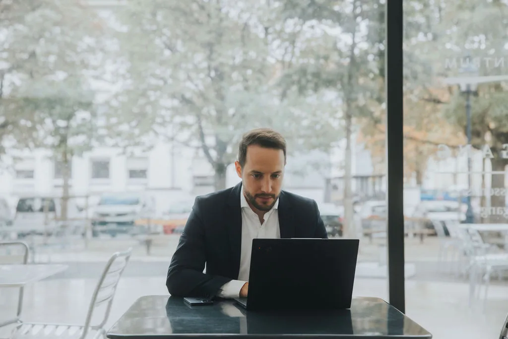 Consultant in life sciences working remotely from the Basel Area